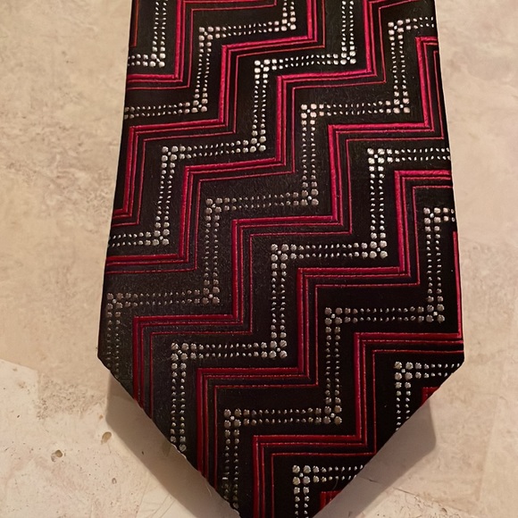 Van Heusen Tie, Multi-colors: Silver, Black & Red - Picture 2 of 6